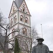 Sebastian Münster Denkmal vor der Remigiuskirche in Ingelheim