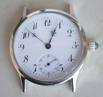 Mechanische Armbanduhr in handgemachtem Gehäuse aus Silber