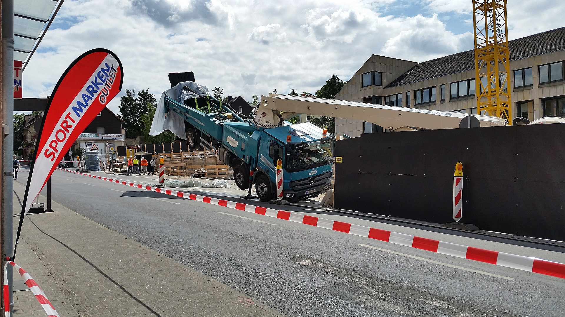 LKW droht umzukippen